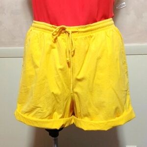 SPECIALTY COLLECTION WOMENS SHORTS SIZE L IN A BEAUTIFUL YELLOW